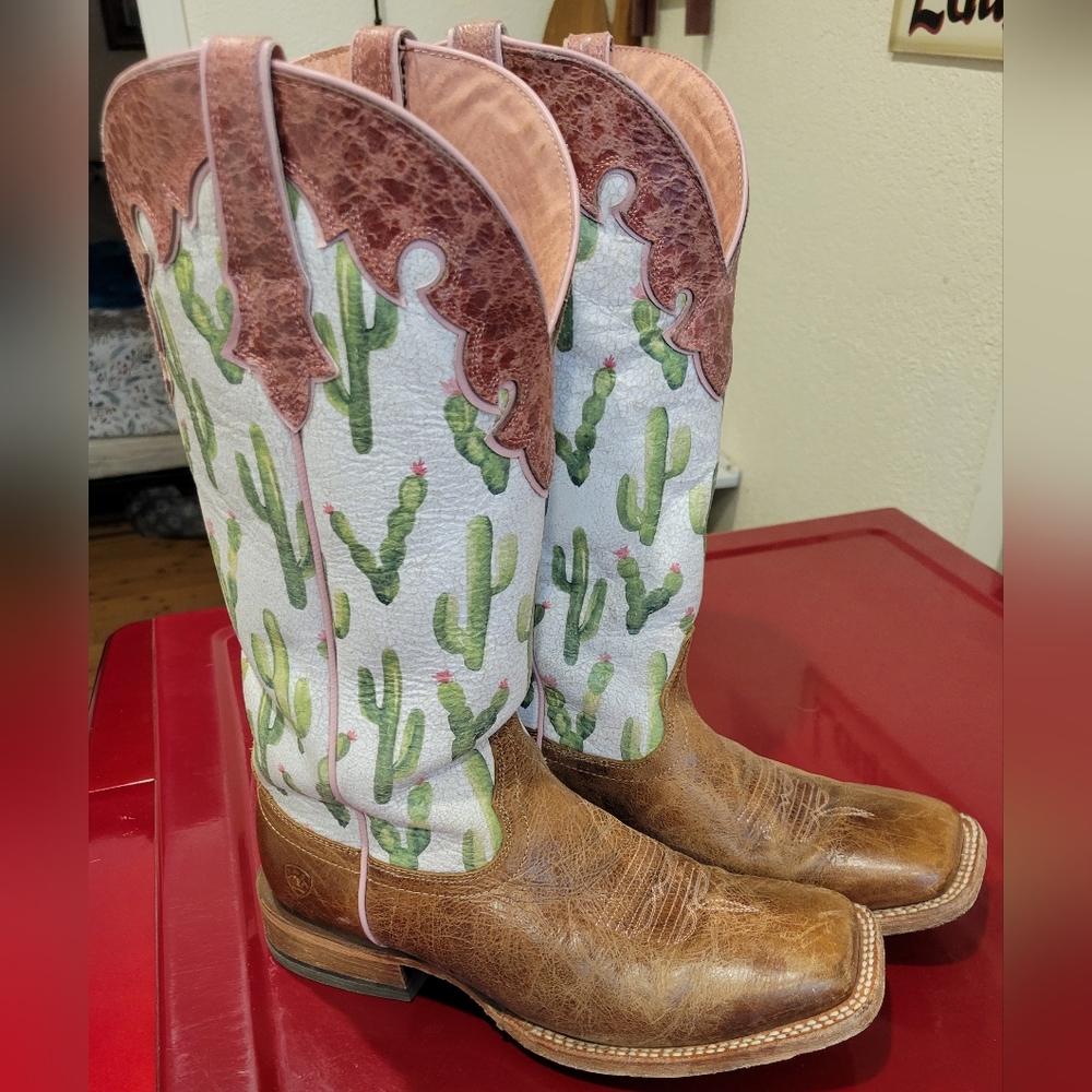 Ariat cowboy boots with cactus print 9.5
